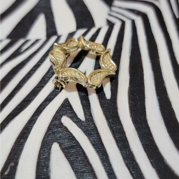Vintage Gold Tone Paisley Design Brooch - Picture 3 of 7